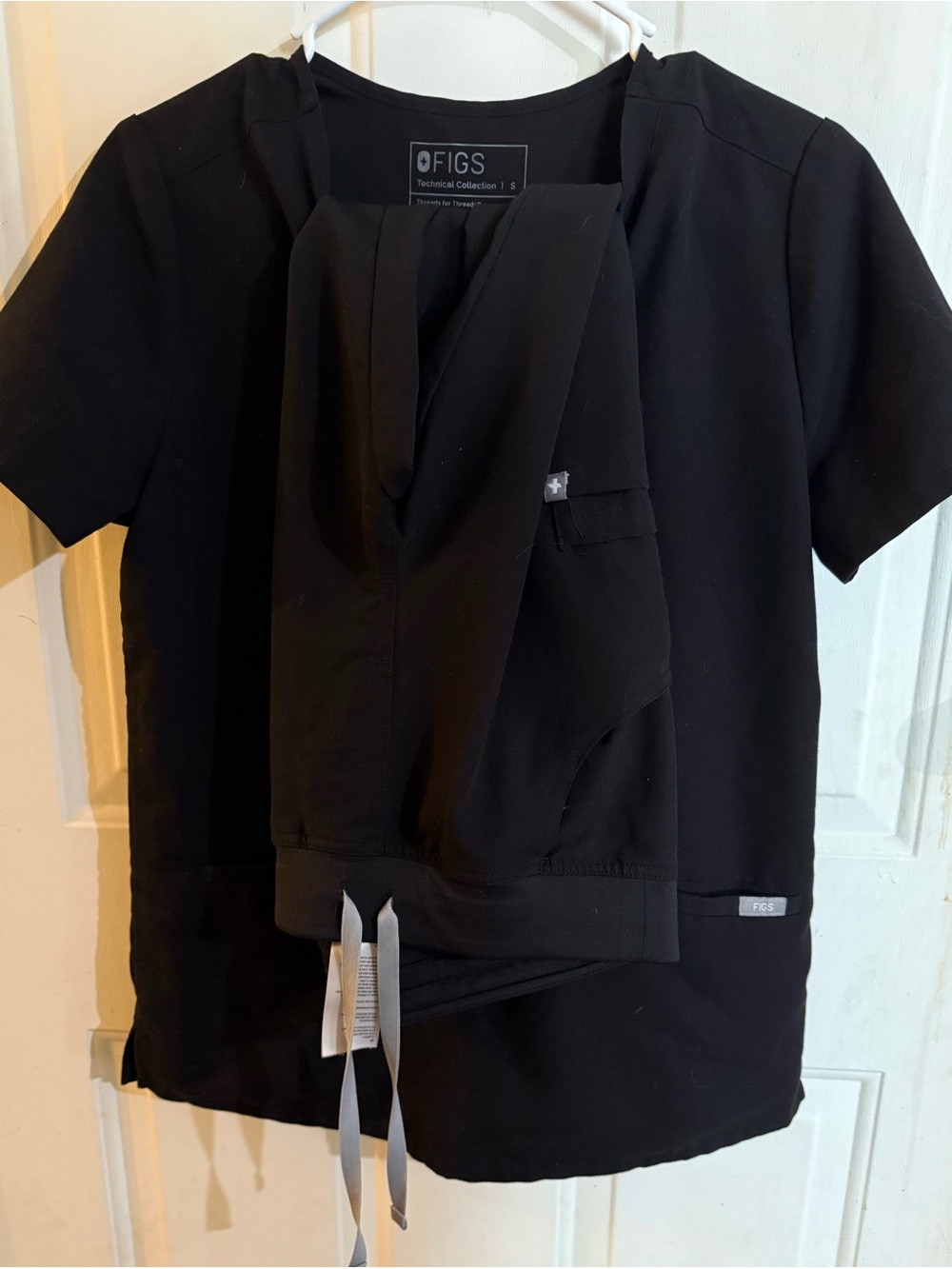 FIGS Black Scrub Set